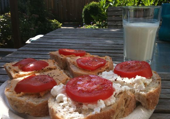 Brood met huttenkase met tomaat