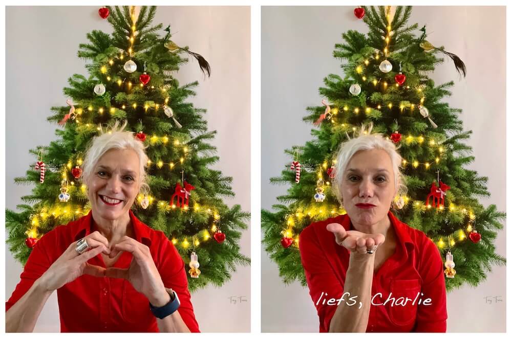 Foto Charlie Paludanus voor kerstboom. Maakt hartje met haar handen en geeft een kushandje, met tekst liefs, Charlie